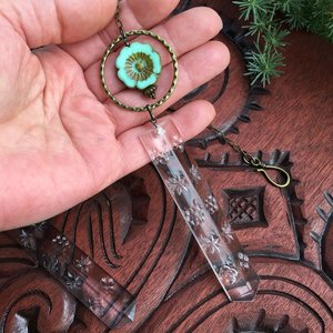 Vintage Crystal Prism Suncatcher: Flower Theme Window Garden Decor