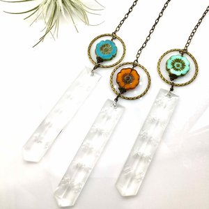 Vintage Crystal Prism Suncatcher: Flower Theme Window Garden Decor