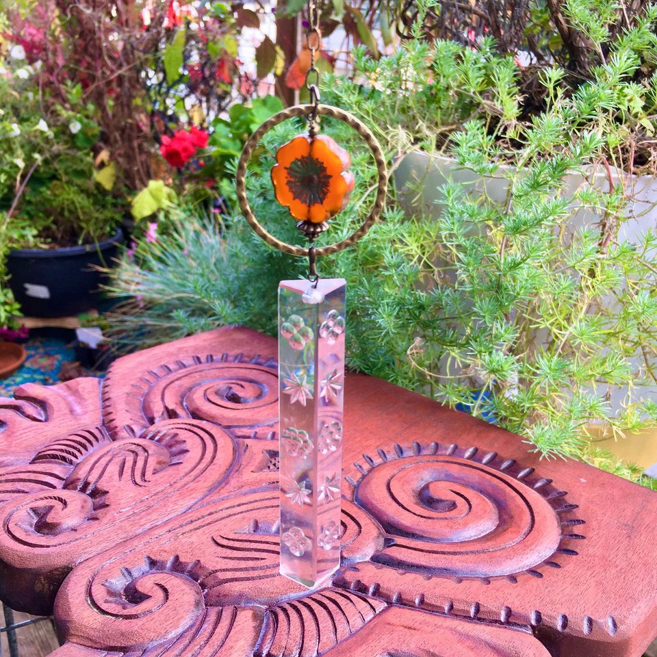 Vintage Crystal Prism Suncatcher: Flower Theme Window Garden Decor