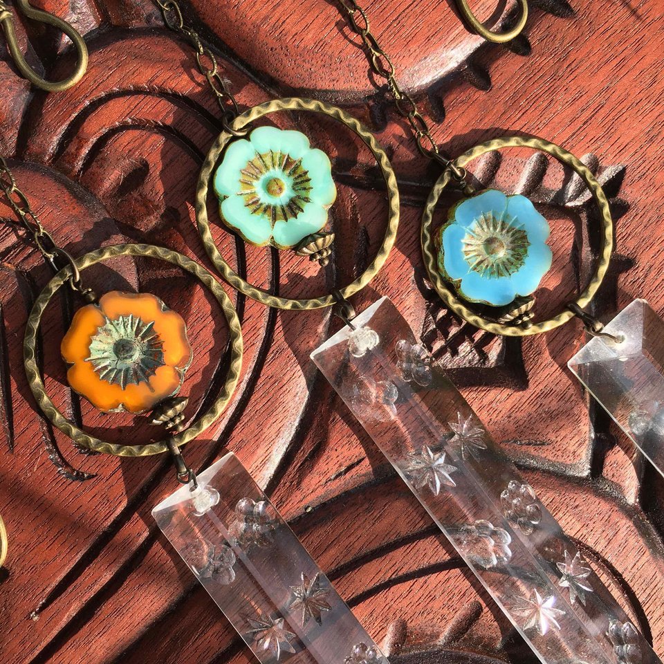 Vintage Crystal Prism Suncatcher: Flower Theme Window Garden Decor